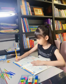 小学抓习惯，
很多家长的思路像极了装监控。
“坐没坐直、写得工不工整、有没有插嘴、有没有犯规”，
抓得严、看得细，
像在带一群正在备战中考的兵，
其实人家只是还没掉乳牙的豆包。

搞笑的地方在于，
你以为孩子在“培养习惯”，
实际上只是在“躲避批评”。
学会了写字像印刷体，
也顺手学会了“伪装成听话”。
一句话都不敢说的小孩，
不一定是素质高，
可能只是怕说错。

真正值钱的，
不是坐得端、写得快