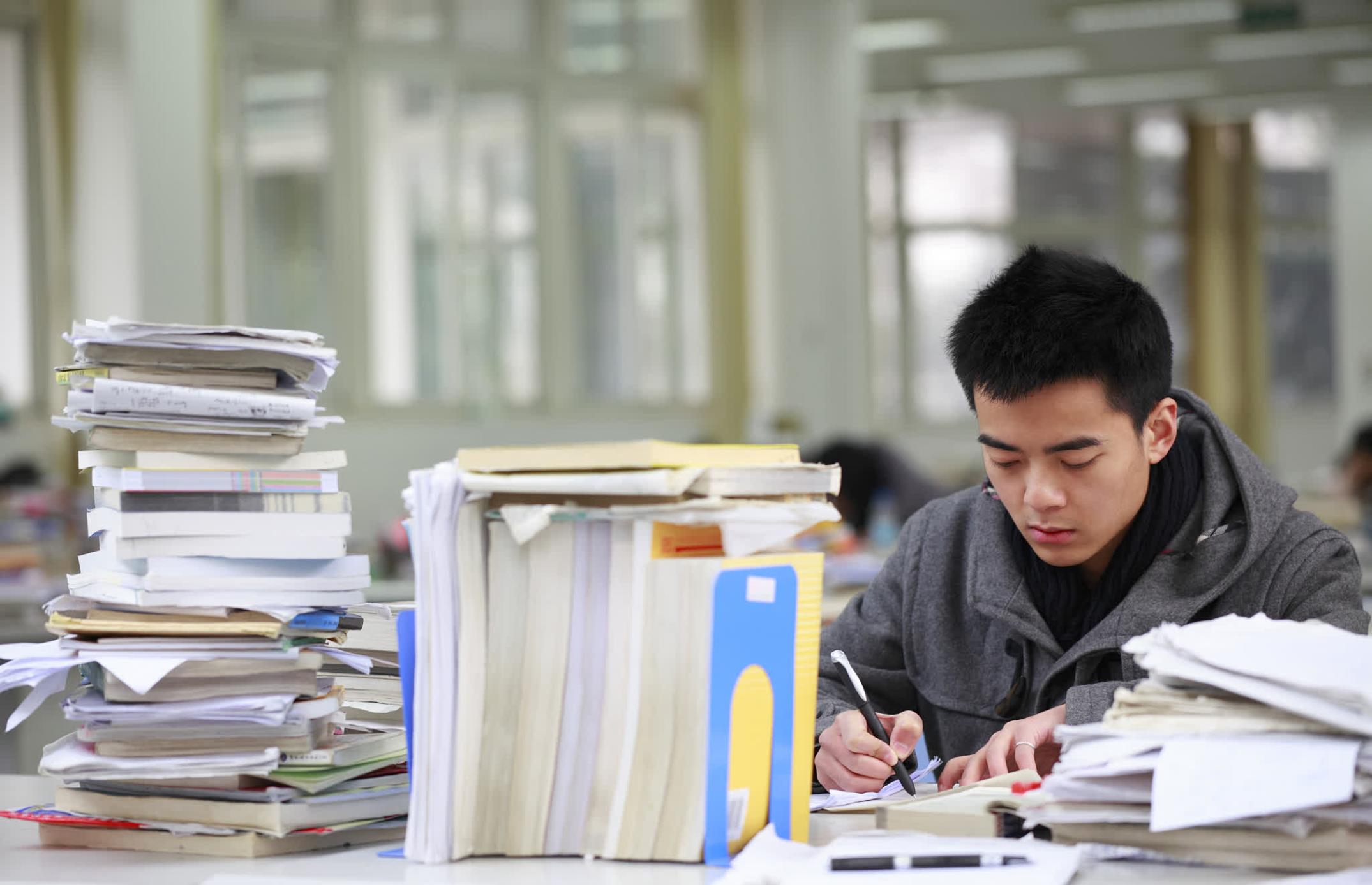 理解数学题,其实就像理解领导讲话。
话是听懂了,意思不太明白。
你知道他让你“再接再厉”,但你不知道是继续加班,还是重新写PPT。
很多中学生学数学,就是这种状态:
题做对了,但不敢回头看;
题做错了,错哪不知道;
题不会做,答案看懂了,心却凉了。
说白了,学数学最大的问题,不是你不会,而是你以为你会。
一脸自信地写下答案,结果逻辑全靠运气。
错题本写了十几页,错误还在重复复读。
像极了反复跳